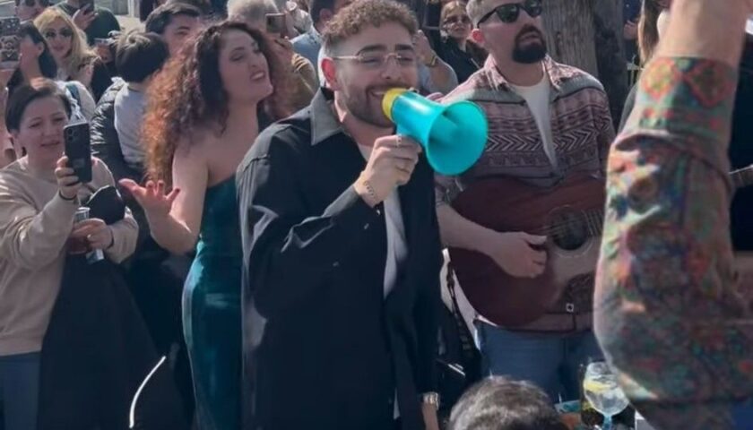 Salerno, sorpresa Rocco Hunt: a Santa Teresa canta “Mille vote ancora”