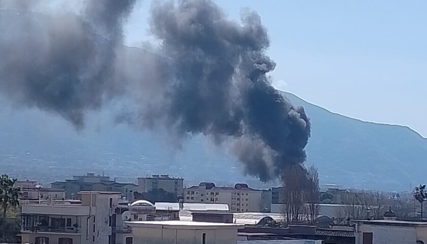 Scafati, incendio in una fabbrica: indagano i carabinieri