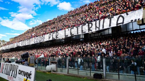 Salernitana, stasera i tifosi protestano all’esterno dell’Arechi per la sospensione dei play-out