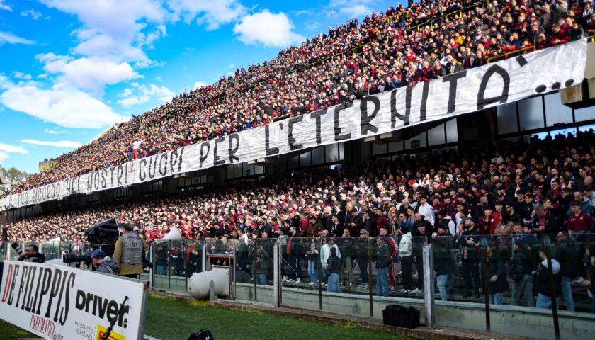 Salernitana, stasera i tifosi protestano all’esterno dell’Arechi per la sospensione dei play-out