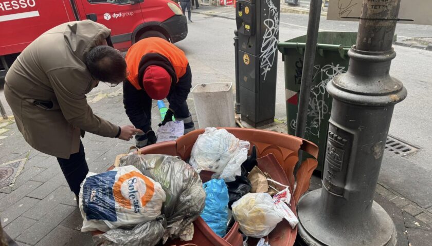 Rifiuti nel vaso in via Diaz, Salerno Pulita: ci sono ancora cittadini che ignorano le regole