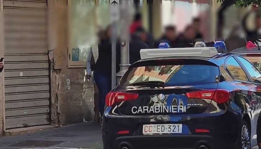 Salerno, tenta furto d’auto in via Vernieri: ladro bloccato dal proprietario e arrestato dai carabinieri