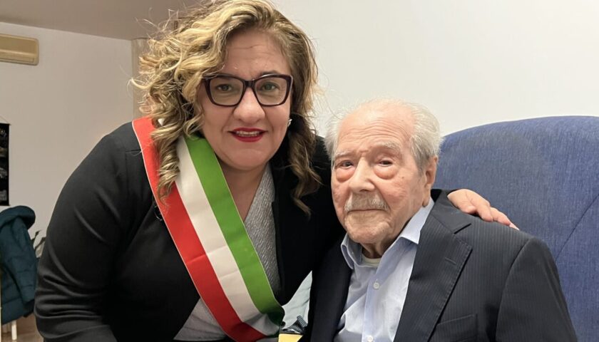 Festa a Padula, zio Tanino spegne 104 candeline