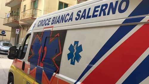 Salerno, donna case dal motorino a Pastena: finisce in ospedale
