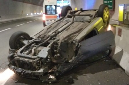 Paura sulla A2 tra Petina e Sicignano: auto si ribalta in galleria