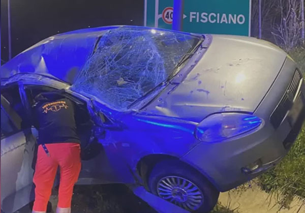 Auto si ribalta sul Raccordo Avellino/Salerno: 2 feriti in codice rosso al Ruggi