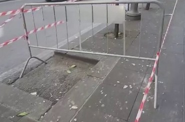 Salerno, calcinacci da un balcone di via dei Principati: ferito un passante