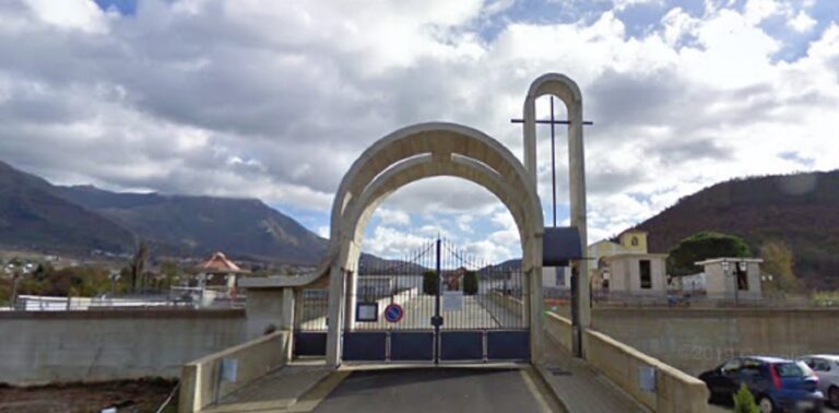 Fisciano, portano via oggetti lasciati sulla tomba al cimitero: la rabbia di un residente