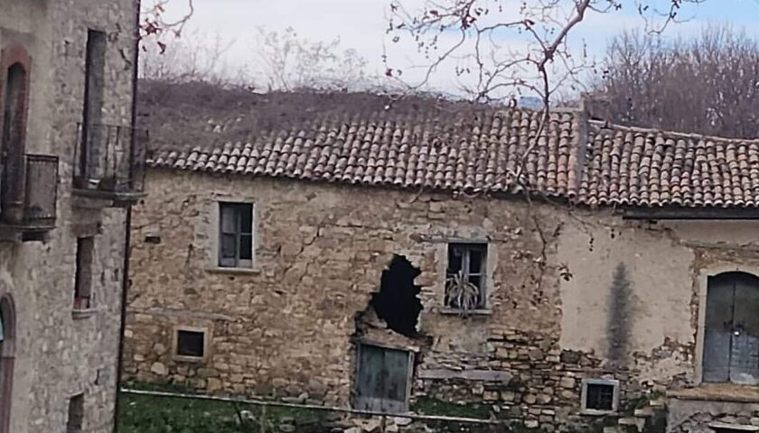 Roscigno, crollo di uno degli edifici storici: disposti i controlli