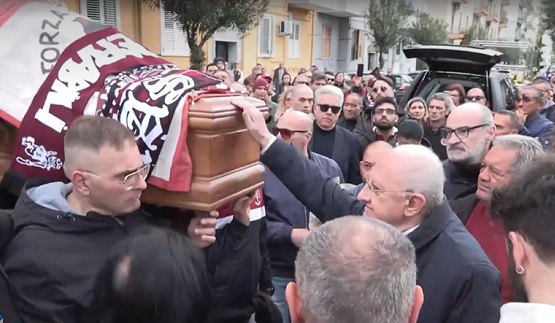 Cori e fumogeni per l’addio a Celeste Bucciarelli, De Luca all’esequie: “Ci lascia una vera figura di salernitanità”