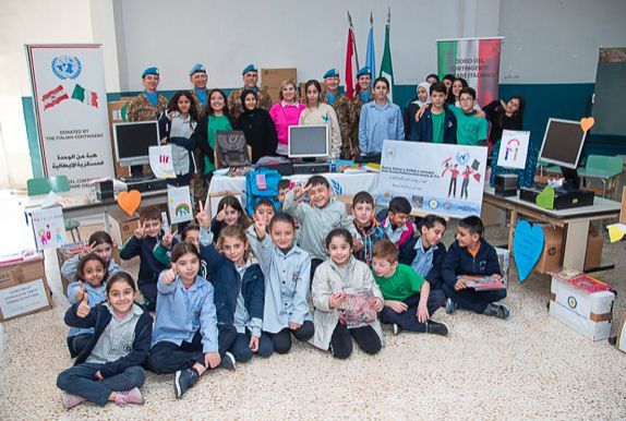 Libano: Contingente militare italiano Unifil e Associazione Ampio Raggio Odv donano alla Scuola Pubblica di Tiro materiale scolastico e personal computer
