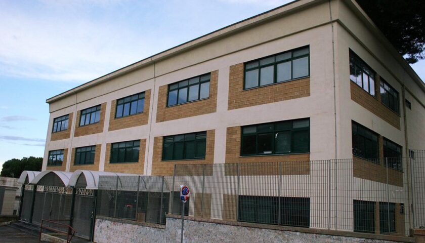 Crolla l’intonaco, liceo chiuso ad Angri