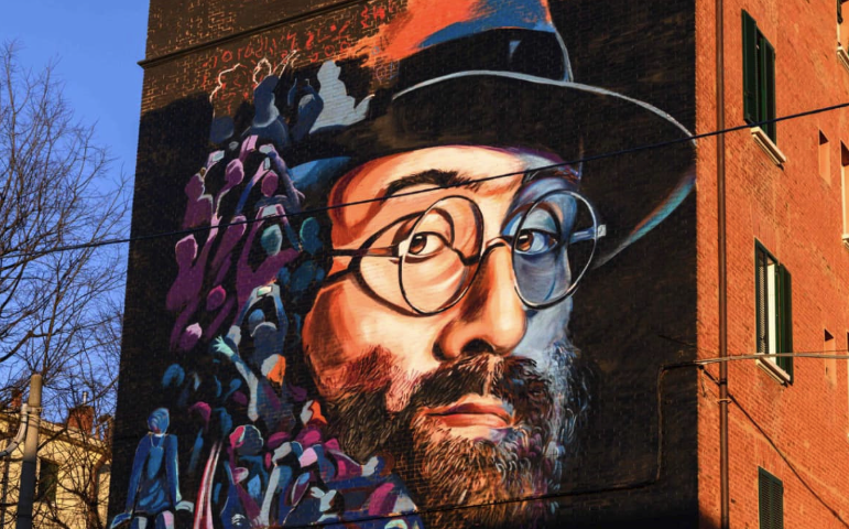 Un salernitano firma un murales di Lucio Dalla a Bologna