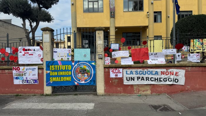 Angri, parcheggio della braceria nella scuola: studenti protestano