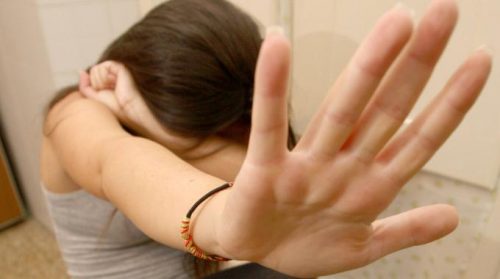 Studentessa aggredita dalle compagne di classe, video finisce sul web