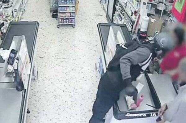 Salerno, rapinato negozio gestito da cinesi: bandito con il taser in fuga con 700 euro