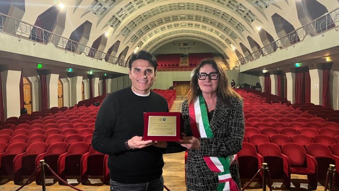 Salerno, omaggio a Sal Da Vinci con una targa