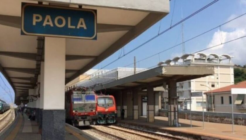 Tenta il suicidio sui binari della Stazione di Paola, salvata da un finanziere salernitano