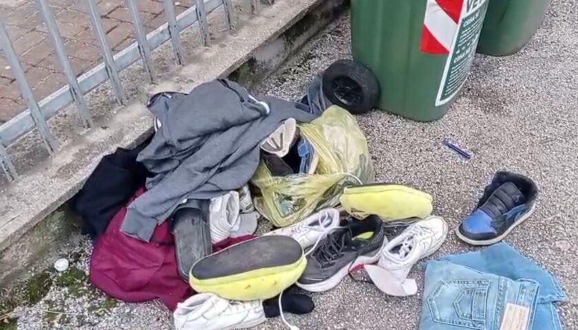 APERTURA SACCHETTI, OPERAZIONE IN VIA TESAURO: CACCIA AI LADRI DI RIFIUTI TESSILI
