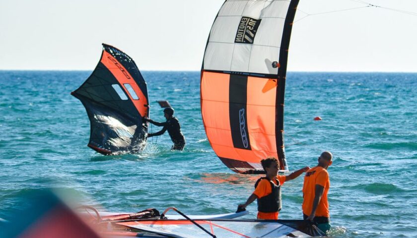IL CLUB VELICO SALERNITANO LANCIA IL PRIMO CORSO DI WING FOIL A SALERNO
