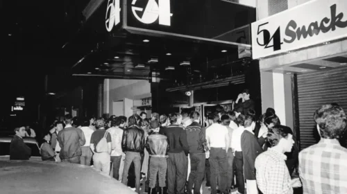 Il 26 aprile del 1977 apre a New York Lo Studio 54, diventerà la discoteca più famosa al mondo