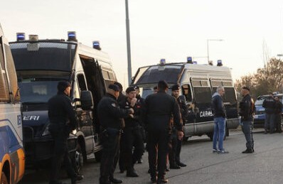 Atena Lucana, spara e ferisce ladro in fuga: carabiniere indagato, il ministro Crosetto: Ora cambiano la norma