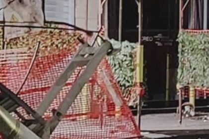 Salerno, auto sbanda e finisce contro un’impalcatura di un palazzo su via Lungomare Colombo
