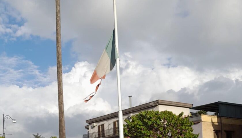 Festa della Liberazione, bandiera italiana strappata a Scafati. Santocchio (FdI): “Offesa ai nostri valori”