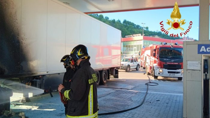 Fiamme dal serbatoio del tir durante rifornimento: paura nell’area di servizio