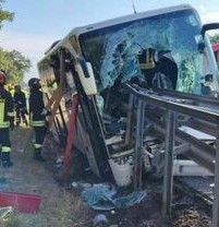 Incidente sull’A1, coinvolto bus con una scolaresca diretta a Capaccio/Paestum: un ferito grave