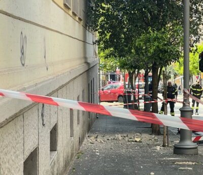 CALCINACCI DALLO STABILE DEL LICEO TASSO, INTERVENTO DEI VIGILI DEL FUOC