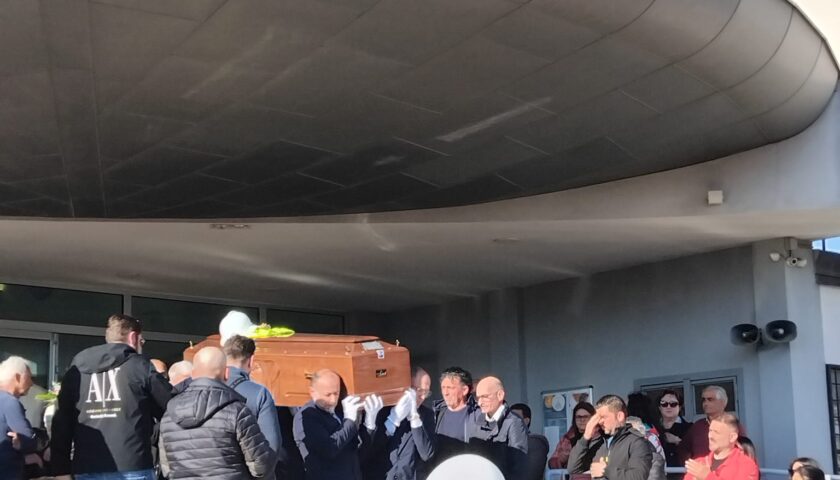 San Valentino Torio in lacrime per l’addio al geometra morto sulla 268 del Vesuvio