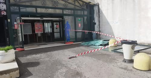Pagani, furto di tablet e smartphone nel centro commerciale