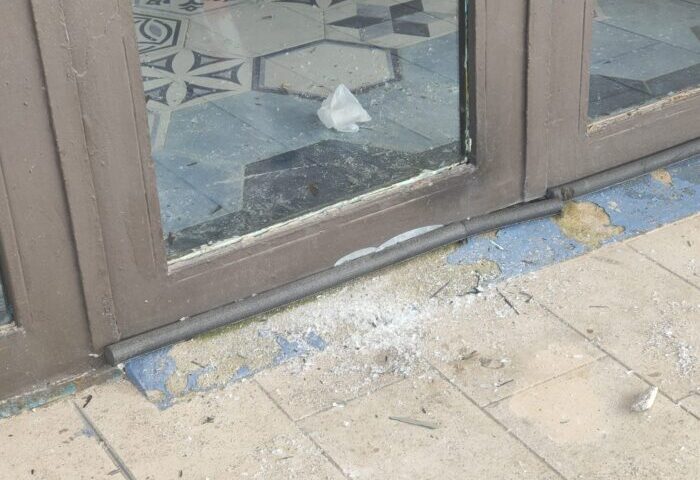 Salerno, pietra rompe porta del bar del lido a Torrione: ladro ruba lattine di bibite