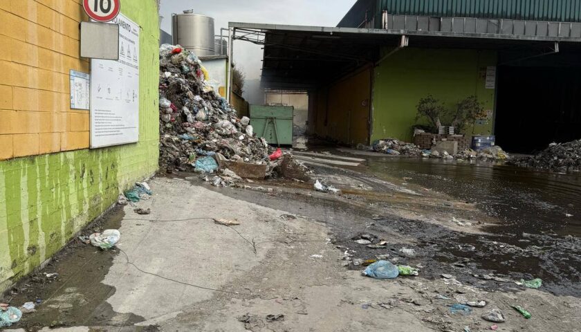 Scafati, incendio al sito di stoccaggio: area sotto sequestro e nuova ordinanza del sindaco