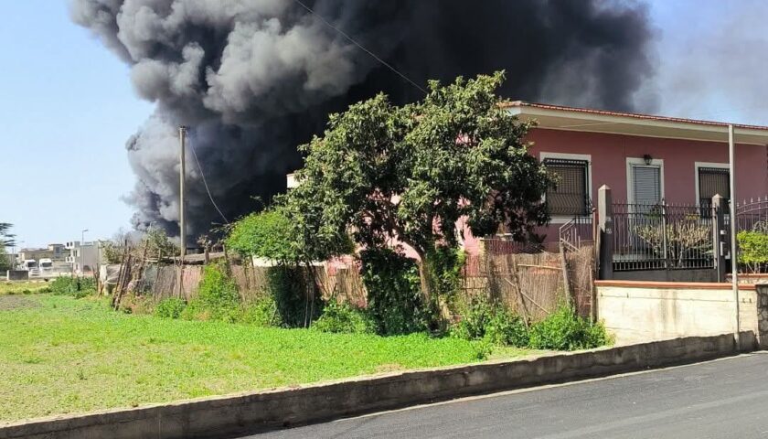 Scafati, vasto incendio in un deposito di rifiuti: paura, indagini e residenti tappati in casa