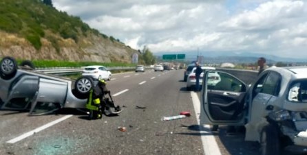 In ospedale due automobilisti coinvolti ieri in un pauroso incidente sulla A2 del Mediterraneo