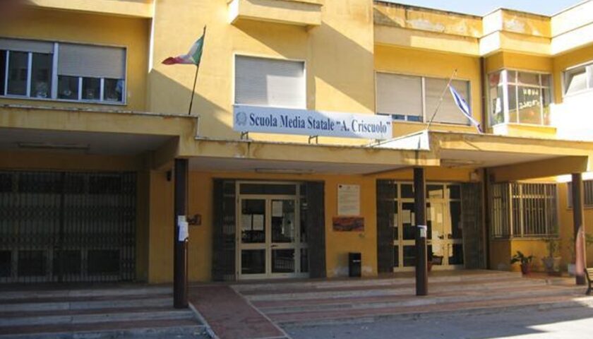 Ladri nella scuola “Criscuolo” di Pagani, rubati computer e materiale informatico