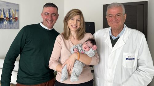 Diventa mamma a 43 anni dopo 19 interventi: nasce Vittoria
