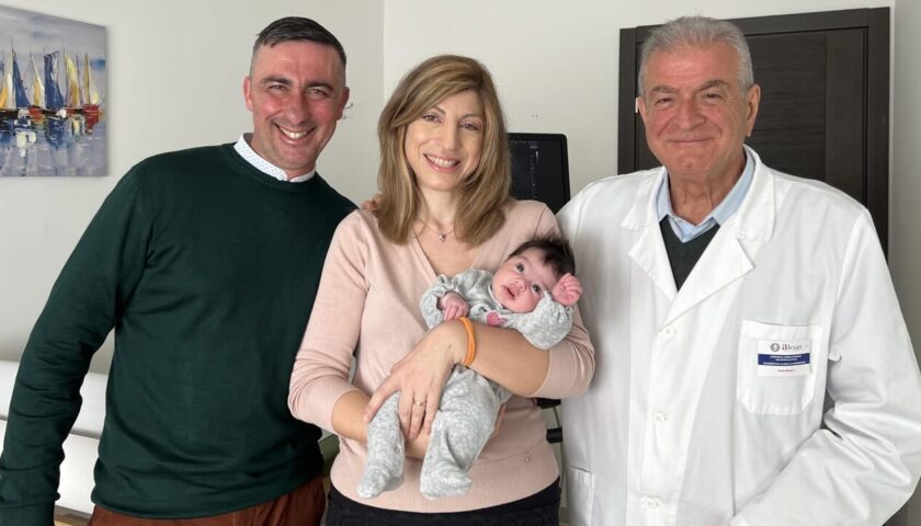 Diventa mamma a 43 anni dopo 19 interventi: nasce Vittoria