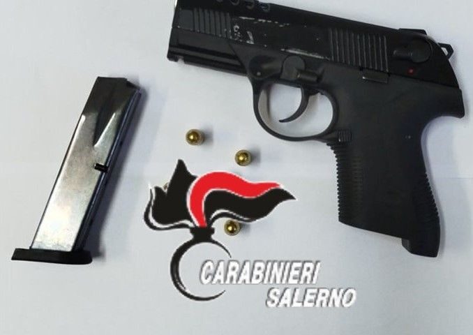 Giffoni Valle Piana, scoperto con pistola clandestina: arrestato
