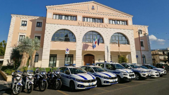 Fermati per un controllo all’auto senza revisione, trovati con la droga: giovani nei guai ad Agropoli