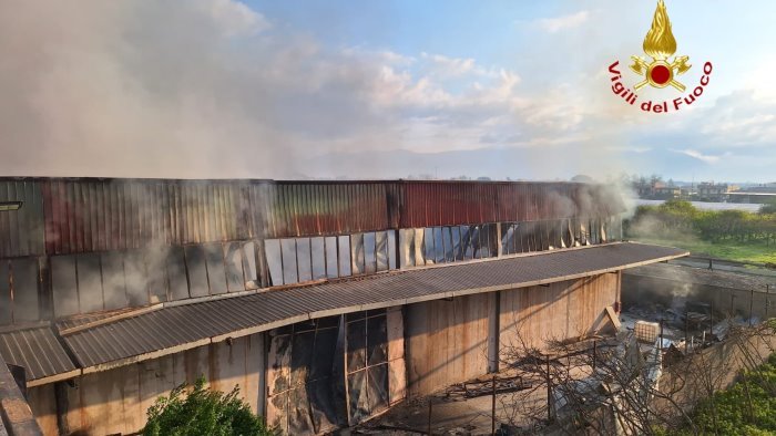Incendio sito di stoccaggio rifiuti, il deputato Borrelli a Scafati: “sembra di stare su un luogo di guerra”