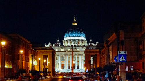 Oggi l’addio a Papa Francesco, in migliaia nella notte  in fila a piazza San Pietro