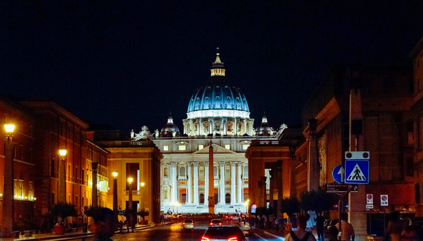 Oggi l’addio a Papa Francesco, in migliaia nella notte  in fila a piazza San Pietro
