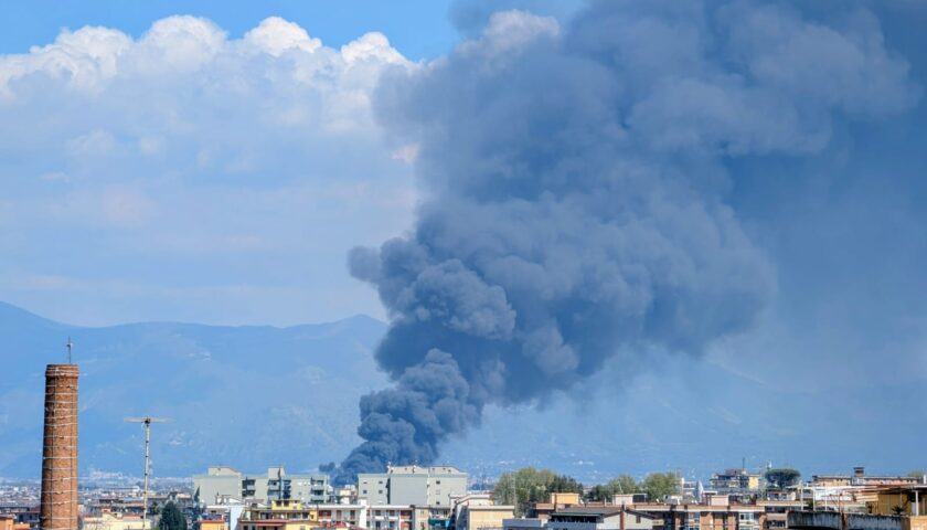 Scafati, incendio al sito di stoccaggio: l’Arpac avvia il monitoraggio ambientale