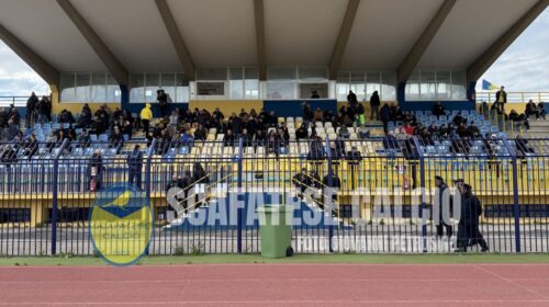 Lancio di fumogeni nello stadio di Reggio Calabria, 7 Daspo a tifosi della Scafatese