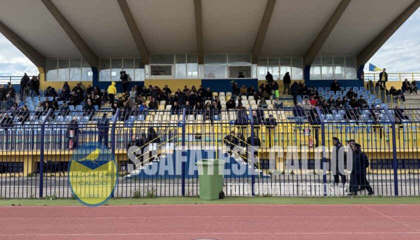 Lancio di fumogeni nello stadio di Reggio Calabria, 7 Daspo a tifosi della Scafatese