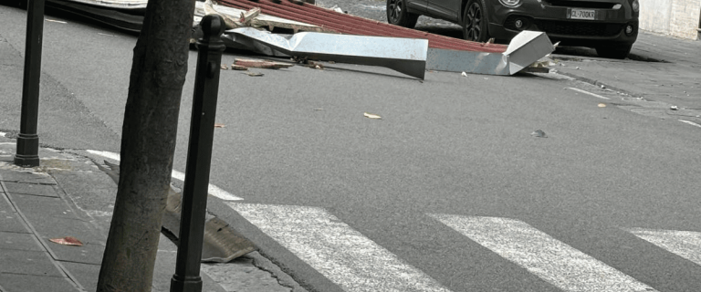 Nocera Inferiore, tetto crolla in strada