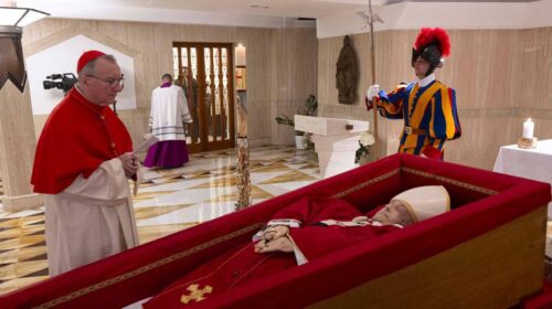 Papa Francesco, il Vaticano diffonde le immagini della bara aperta